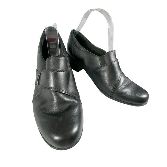 CLARKS! ULTRA COMFY BLACK GENUINE LEATHER STRAP & BUCKLE, HEELED LOAFERS! SZ 10M - Picture 2 of 10